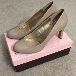 Bandolino nude/natural shiny heels/pumps